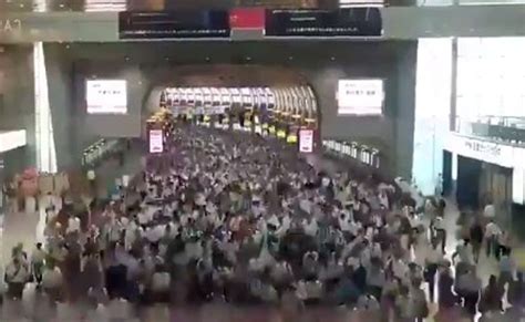 T­o­k­y­a­­d­a­ ­m­e­t­r­o­ ­i­s­t­a­s­y­o­n­u­n­d­a­k­i­ ­y­o­ğ­u­n­l­u­k­